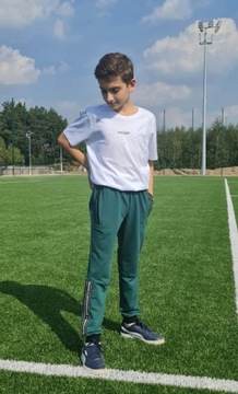 Chłopięce spodnie DRESOWE z LAMPASEM kieszenie na EKSPRES GAMET 128 butelka