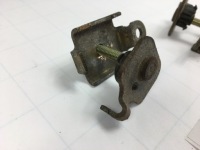 фото thumb №9, Кронштейн датчиков przy wahaczu od подголовников 1295401144 w124 cabrio a124