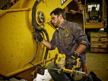 Аккумуляторный смазочный пистолет DeWalt DCGG571M1