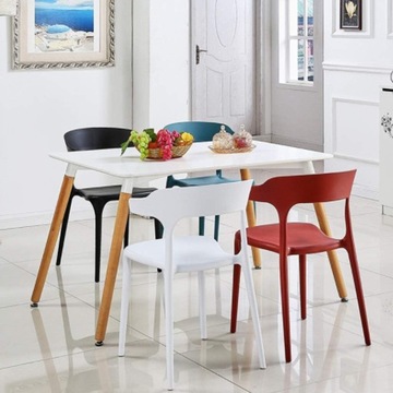 Ажурный стул в столовой отеля Red Scandian Bistro