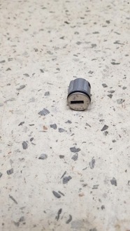 фото thumb №1, Вкладка замка бардачка peugeot 306