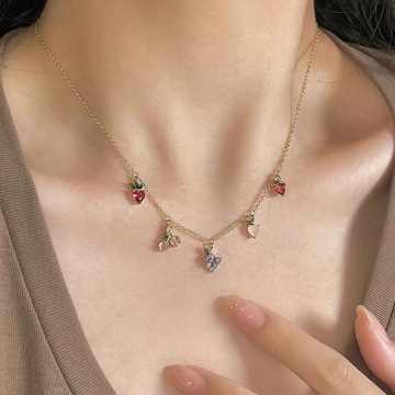 Красивое колье с корзиной фруктов.