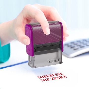 PIECZĄTKA FIOLETOWA AUTOMATYCZNA NAPIS NIECH SIĘ NIE ZESRA GADŻET PREZENT
