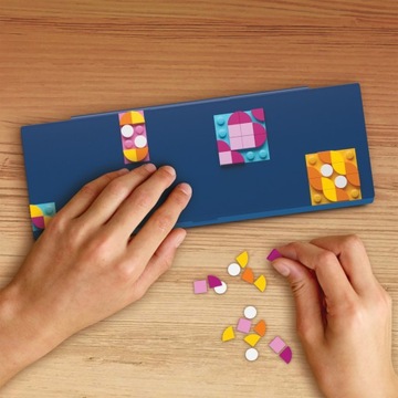 КОРОБКА ДЛЯ КАРАНДАШЕЙ LEGO DOTS С ЦВЕТНЫМИ ТАРЕЛКАМИ 52799