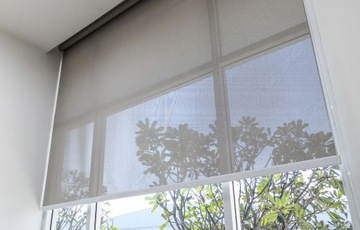 ROLETA ZACIEMNIAJĄCA 60X150 CM GŁADKA WEWNĘTRZNA Z PROWADNICAMI NA WYMIAR