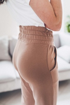 Бежевые женские спортивные штаны подходят на размер XL/XXL.
