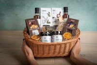 Подарочная плетеная корзина с чаем и кофе, орехами в шоколаде