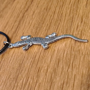 PIĘKNY NASZYJNIK METALOWY JASZCZURKA POSREBRZANY WISIOREK