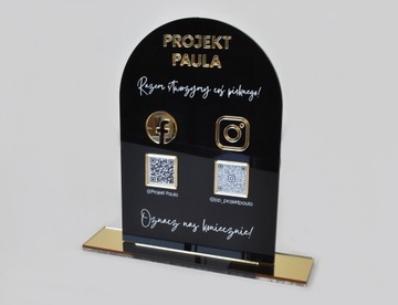 tabliczka z plexi czarnej z nadrukiem social media QR kod 16x23cm
