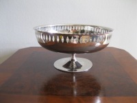 СТАРИННОЕ ДЕКОРАТИВНОЕ БЛЮДО ИЗ НИКЕЛЯ НА НОЖКЕ
