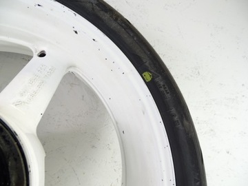 Yamaha R6 RJ03 возле задней части обода