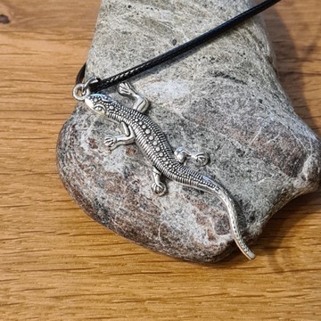 PIĘKNY NASZYJNIK METALOWY JASZCZURKA POSREBRZANY WISIOREK