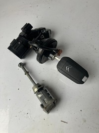 фото thumb №1, Замок запалювання вставка заливна горловина ключ citroen c3 iii