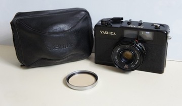 Аналоговая камера YASHICA 35-ME в чехле.