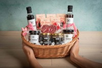 Подарочная корзина большой чайный набор от сердца плетеный мед шоколадный сироп