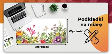 Прочный коврик с принтом тропических растений под ним.