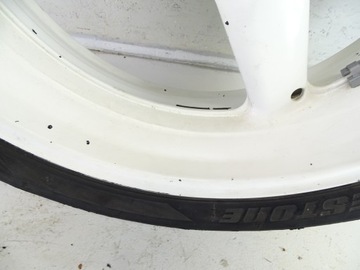 Yamaha R6 RJ03 возле задней части обода