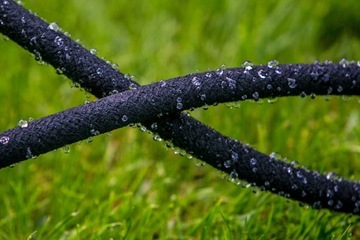 Капельная линия 40 метров. Капельный шланг на рампе для орошения.