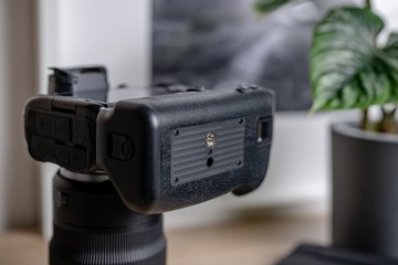 Аккумуляторная ручка Newell BG-R10 для Canon EOS R5/R6