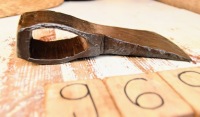 Ориг. Старинный кованый топор топорище 1,3 кг с подписью