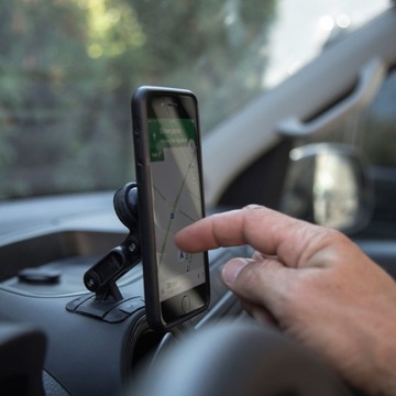 SP CONNECT Прикрепляет держатель телефона к автомобилю.