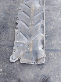 Mercedes w176 накладка підвіска нижня права Зі Шроту, фото thumb