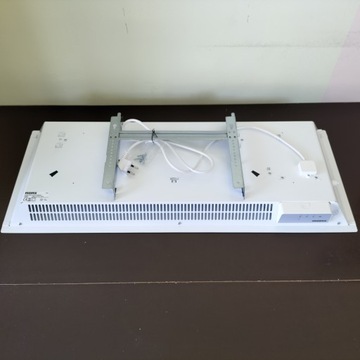 Белый настенный конвектор ADAX CLEA 1000 W поврежден
