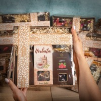 Подарочная корзина, большой подарочный набор, чай, сиропы, фрукты, мед, варенье.