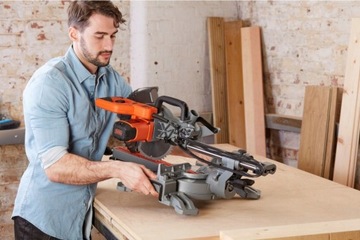 Piła tarczowa ukosowa 1600W 216mm Black&Decker BES700 + Stół, 2x Tarcza