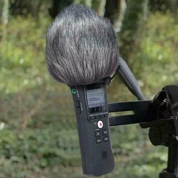 Микрофон ZOOM H1 на лобовом стекле