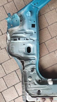 Прямо перед столбом Suzuki Vitara III.