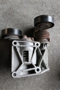 фото thumb №1, Volvo v50 04-12 кронштейн натягувач ремінь ролики 2.4 бензин