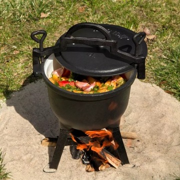 Эмалированная чугунная кастрюля объемом 5 л для приготовления пищи на охотничьем костре.