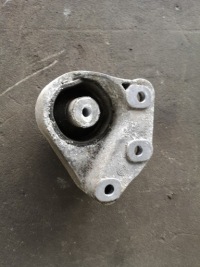 фото thumb №1, Кронштейн опора мост audi a8 d2 4.2 4d0599133c