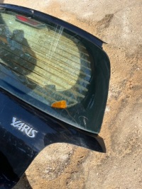 фото thumb №7, Toyota yaris i крышка багажника комплектная чёрная