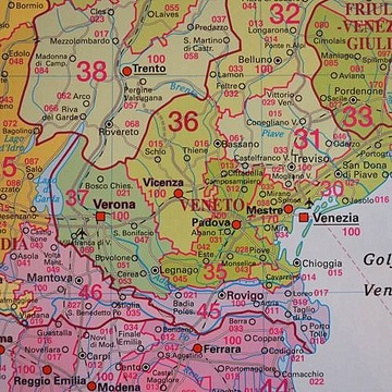 WŁOCHY MAPA ŚCIENNA z kodami pocztowymi gotowa do powieszenia na ścianę