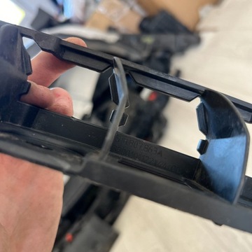 фото thumb №8, Тримач ковзун кріплення середні бампера зад skoda rapid 5jh807863