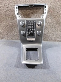 фото thumb №1, Volvo v40 панель  śrotkowa панель