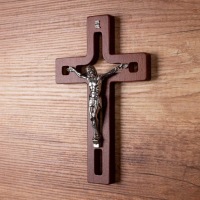 Современный деревянный крест 18 см со страстью