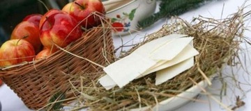 СЕНО на стол в сочельник традиционное, под скатертью, с украшением Деда Мороза