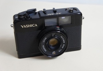 Аналоговая камера YASHICA 35-ME в чехле.