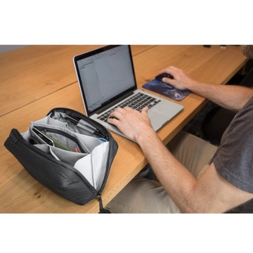 Вкладыш: Черный чехол для аксессуаров Peak Design Travel Line Tech Pouch.