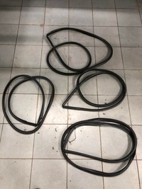 фото thumb №1, Toyota yaris iv 2020- прокладка двері кузовна перед