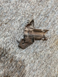 фото thumb №1, Peugeot 5008 праве кронштейн розпилювача фара перед передні