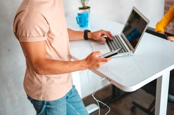 Электрический стол с регулируемой высотой и встроенными индукционными USB-портами.