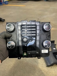 фото thumb №1, Volvo v60 13r- панель радіо кондиціонера