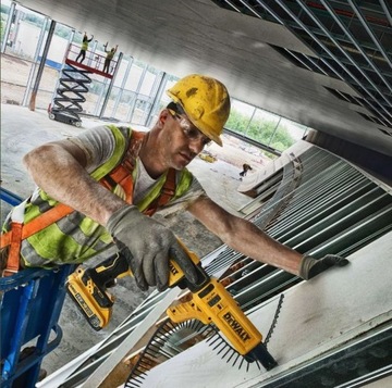 Отвертка с магазином для гипсокартона 18В DCF620P2K DeWalt
