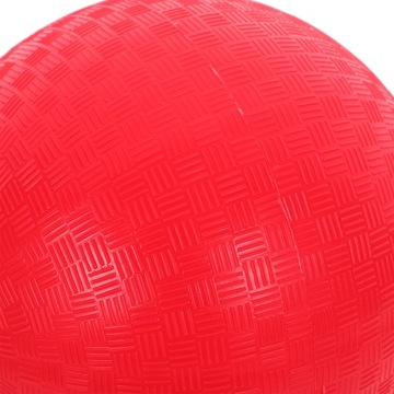 Спортивные игрушки для детей на площадке для кикбола