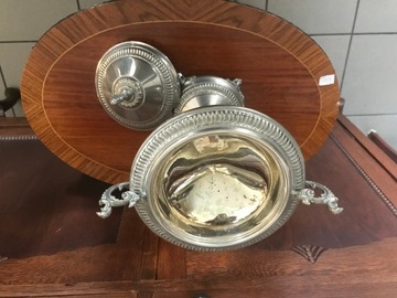 Впечатляющая старинная посеребрённая сахарница.