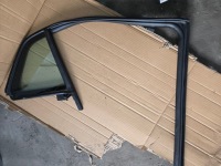 фото thumb №1, Скло двері трикутник правий задня прокладка kia sportage v